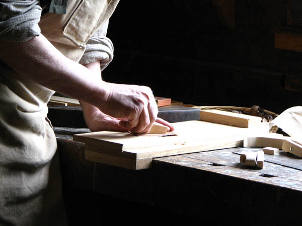 Ofrecemos un servicio de <strong>carpintería  de madera y ebanistería en Santiso</strong> adaptado a las necesidades del <strong>cliente</strong>.
